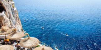 Una copa en la Cova d`en Xoroi